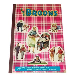 Pode incluir: Uma capa de livro vintage com um fundo xadrez rosa e o título "The Broons" em azul e amarelo. A capa apresenta ilustrações de uma família, com o texto "Scotland's Happy Family - Makes Every Family Happy."