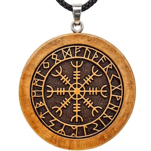 Könnte beinhalten: Eine Holz-Halskette mit einem runden Anhänger, der ein Vegvisir-Symbol, einen nordischen Kompass, umgeben von Runen, zeigt. Der Anhänger ist braun mit einem dunkelbraunen Zentrum und goldfarbenen Runen.