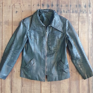 Veste en cuir noire vintage des années 1970 avec col poignard, empiècements sur le devant et fermeture à glissière. Taille 38 ou M