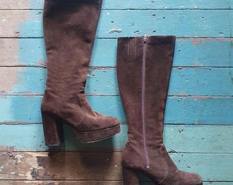 Botas altas de plataforma de ante marrón chocolate estilo vintage de los años 90 – Hechas en Australia