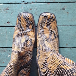 May include: A set of three ceramic mugs with a speckled, matte finish in cream, light grey, and dark grey. Each mug has a simple, minimalist design, ideal for coffee or tea.