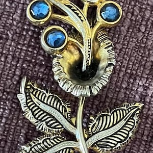 Vintage Floral gold tone brooch pin bright blue Rhinestones