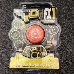以下が含まれることがあります： 赤と銀色のヨーヨー、Atomic FX1 Power Yo-Yoのパッケージ。パッケージには「POWER YO - THE CHAMPIONS CHOICE」と「WWW.POWERYO.COM」の文字が含まれています。さまざまなトリックが収録されたCD-ROMが含まれています。