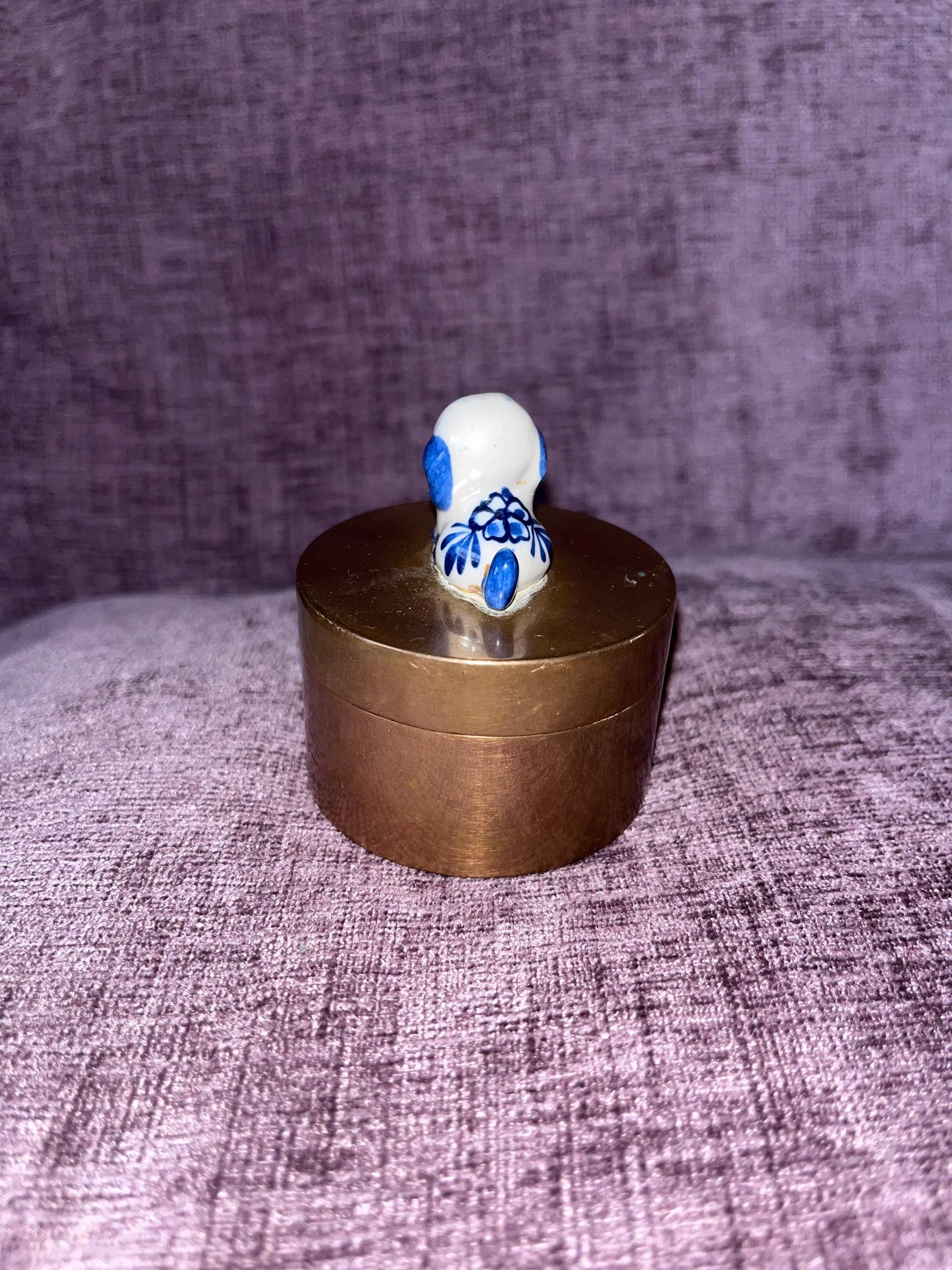 蓋に陶器の犬が付いた真鍮製の小物入れ。ヴィンテージ、希少、ユニーク