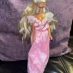 vintage 80s 90s Barbie doll in original dress. great condition rare doll Mattel