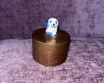 蓋に陶器の犬が付いた真鍮製の小物入れ。ヴィンテージ、希少、ユニーク