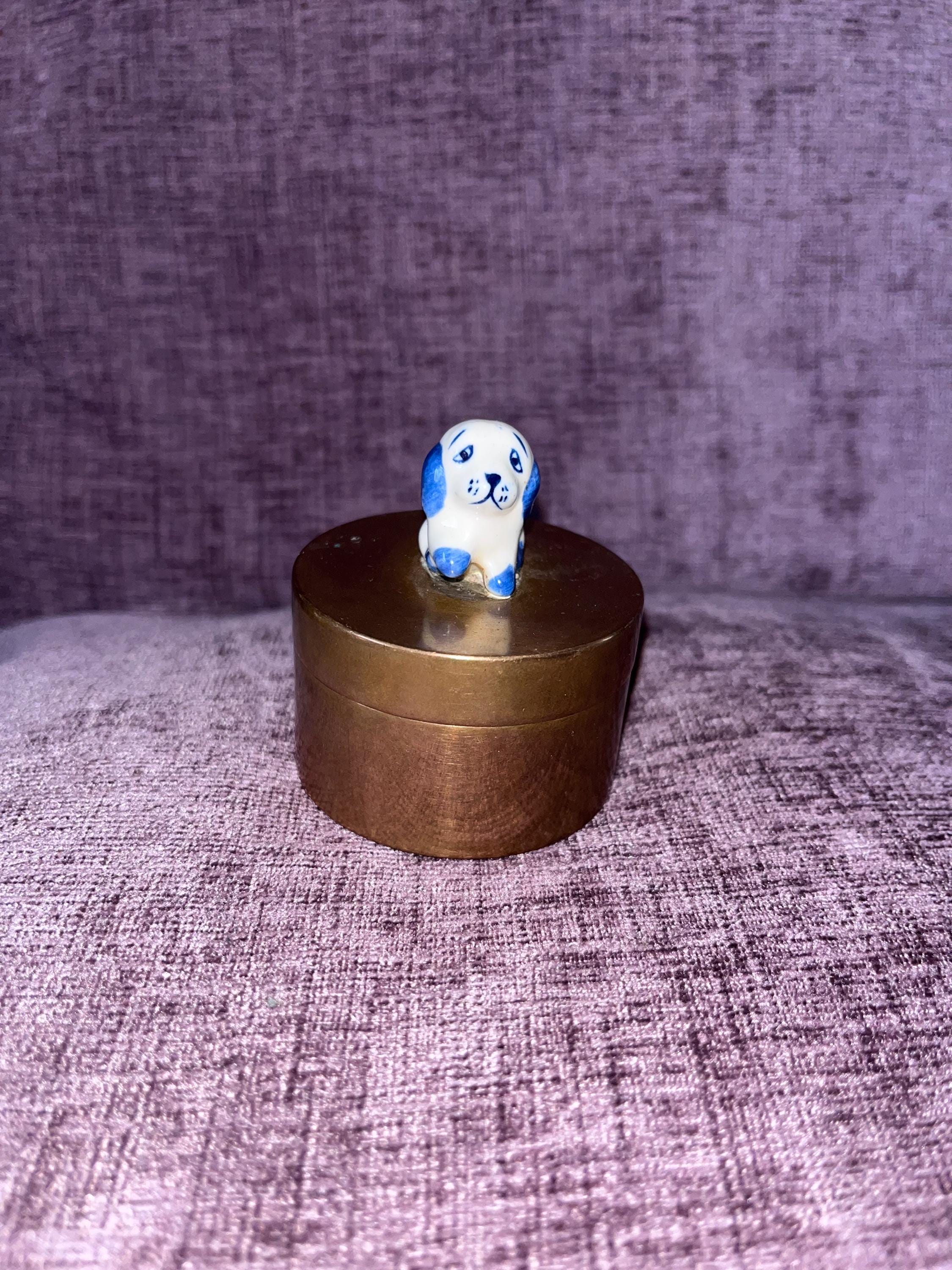 蓋に陶器の犬が付いた真鍮製の小物入れ。ヴィンテージ、希少、ユニーク