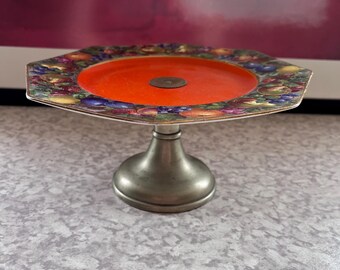 Vintage tårtfat eller tazza med fot, med ett färgglatt fruktmönster, 1960-talets 1970-tal, hårfina sprickor på baksidan