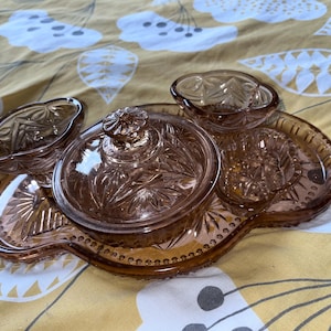 Conjunto de penteadeira de vidro Art Déco, 6 peças, conjunto de penteadeira vintage de vidro com depressão rosa pêssego, decoração vintage para casa