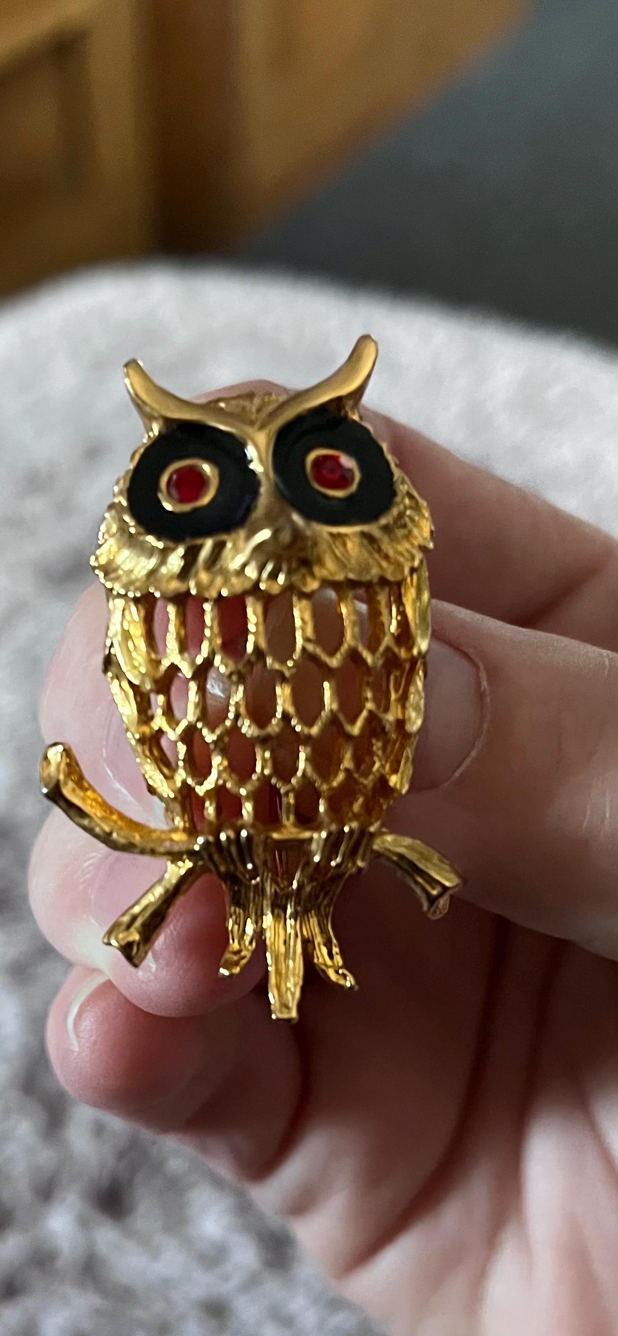 ヴィンテージ風ゴールドトーンのフクロウブローチ、赤い目、ユニークな