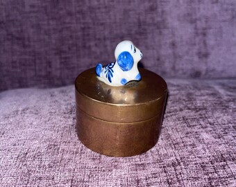 蓋に陶器の犬が付いた真鍮製の小物入れ。ヴィンテージ、希少、ユニーク