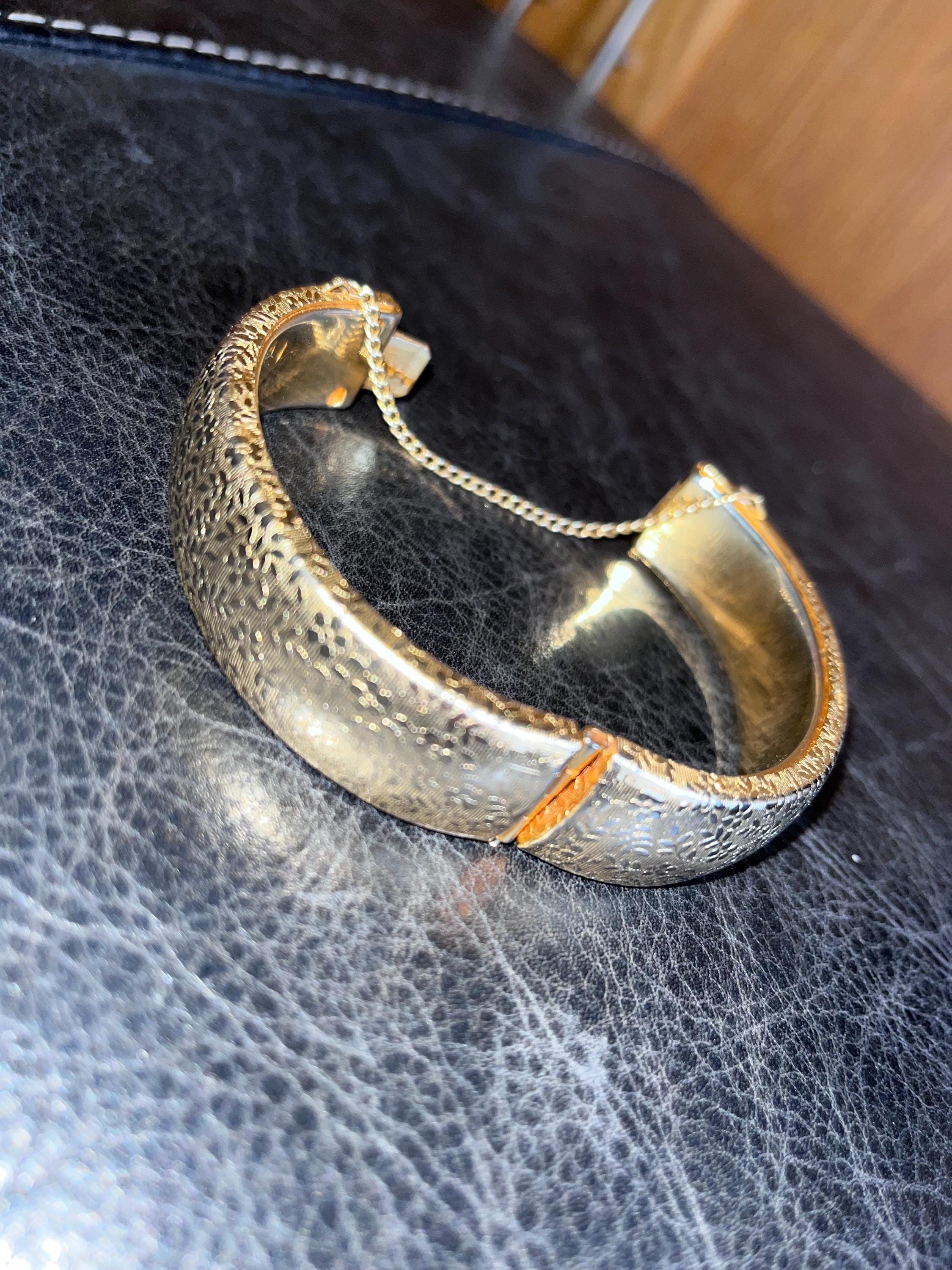 Bracelet Rigide Gravé Or Vintage Avec Chaîne De Sécurité – Bijou Fantaisie Unisexe