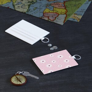 Leren kaarthouder met bloemen | Chique portemonnee |  Lenteaccessoire | Bloemdessin | Cadeau voor haar | Stijlvolle ID-houder | Speciaal dagcadeau