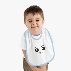 コントラストのトリムがかわいいベビービブ | 愛らしい授乳用アクセサリー | 新米パパママへのかわいいギフト | 保育園の必需品 | ベビーシャワーギフト