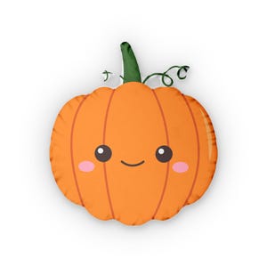 Può includere: Un cuscino a forma di zucca arancione con un volto sorridente, guance rosa e un gambo verde. Il cuscino presenta linee verticali e un dettaglio di vite riccia, perfetto per l'arredamento autunnale o di Halloween.