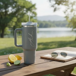 Gepersonaliseerde gegraveerde beker met handvat en rietje: 40 oz geïsoleerde koffiefles afbeelding 2
