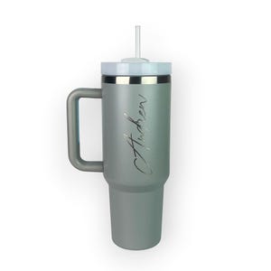 Gepersonaliseerde gegraveerde beker met handvat en rietje: 40 oz geïsoleerde koffiefles Smoke Grey