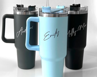 Bottiglia d'acqua personalizzata con manico e tazza da viaggio per caffè in cannuccia, nome personalizzato isolato - 40 once