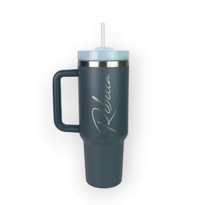 Gepersonaliseerde gegraveerde beker met handvat en rietje: 40 oz geïsoleerde koffiefles Charcoal Grey