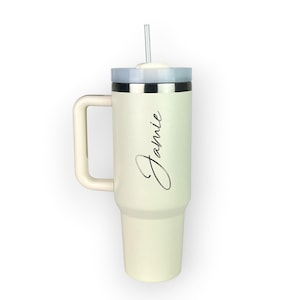 Gepersonaliseerde gegraveerde beker met handvat en rietje: 40 oz geïsoleerde koffiefles Cream White