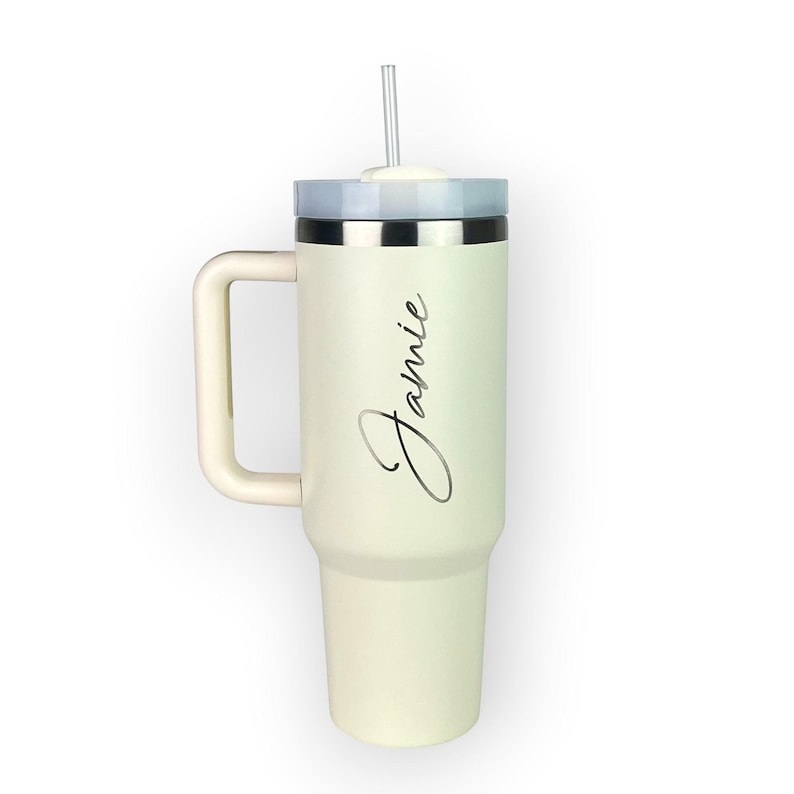 Gepersonaliseerde gegraveerde beker met handvat en rietje: 40 oz geïsoleerde koffiefles Cream White