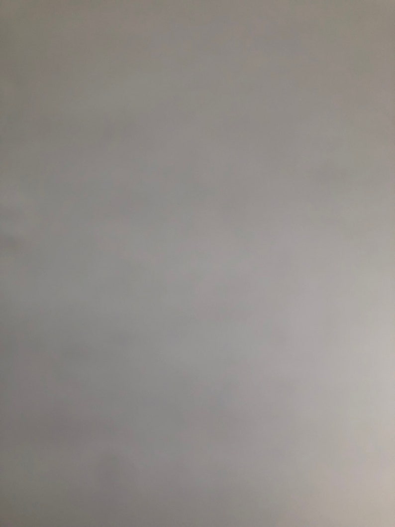 Puede incluir: Un fondo blanco liso.