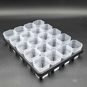 Puede incluir: Una bandeja de plástico negro para semilleros con 20 celdas hexagonales transparentes. Cada celda tiene ranuras verticales para el drenaje. La bandeja está diseñada para iniciar plántulas en interiores.