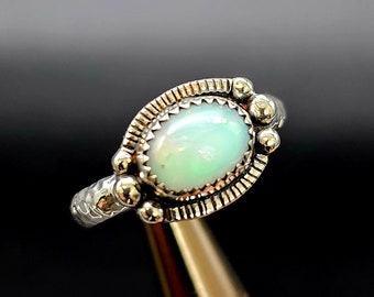 Handgemachter Ring aus Sterlingsilber mit einem Opal