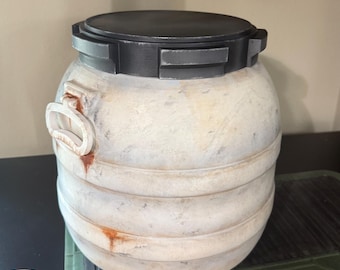 Space container with locking lid