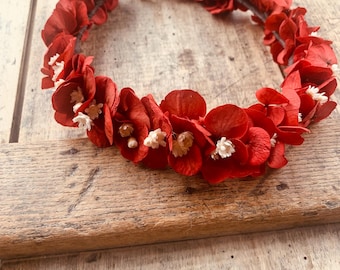 Blumenkranz aus roten Hortensien und weißen Trockenblumen, Brautkranz, Brautjungfernkranz, Boho-Blumenkranz