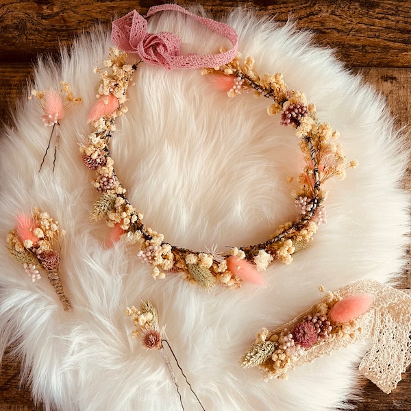 Boutonnière, couronne de fleurs séchées, bracelet témoin , pic à chignon mariage collection Mathilde