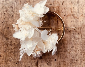 Round clip decorated with dried flowers and white hydrangea bride bridesmaid wedding boho chic