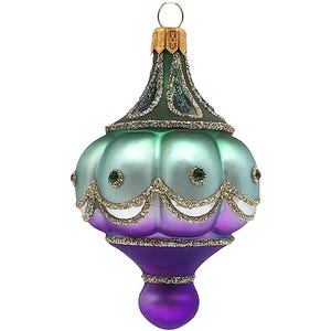 Könnte beinhalten: Dekorativer Glasornament in Tropfenform mit Farbverlauf von Grün nach Lila. Es hat goldene Glitzerdetails und kleine grüne Juwelen. Oben befindet sich eine goldfarbene Metallschlaufe zum Aufhängen.