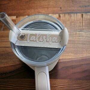 Placa de nombre personalizada - Adorno de vaso - 40 oz. Accesorio de Copa - Quencher H2.0 - Grabado