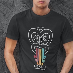 マオリ族。 Kia Kaha Te Reo マオリ Tシャツ、Stay Strong アオテアロア ポリネシアン プライド ユニセックス Tシャツ