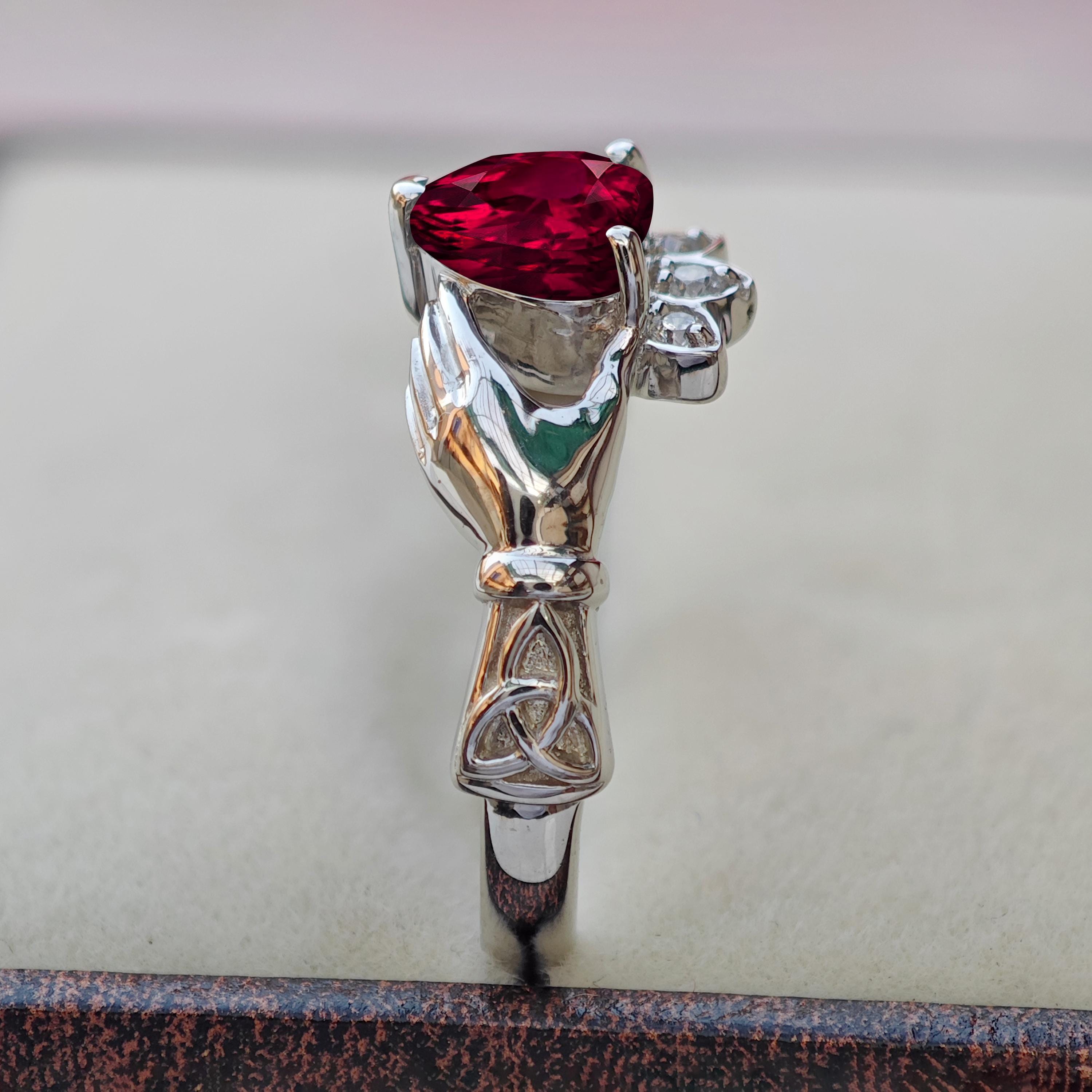 Anillo Claddagh de rubí en plata de ley – Banda celta con corazón rojo y piedra natal de julio - España