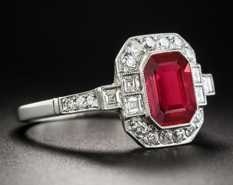 Anillo vintage con rubí de talla esmeralda en oro blanco de 14 k con detalles de circonitas