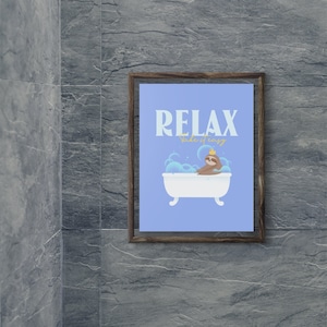 Puede incluir: Una impresión enmarcada con un fondo azul claro que presenta un perezoso de dibujos animados en una bañera con el texto "Relax, take it easy".