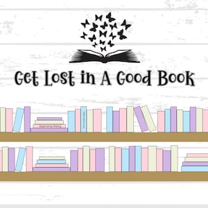 Op de afbeelding: Een witte houten achtergrond met een zwart open boek met vlinders die eruit vliegen. De tekst "Get Lost in A Good Book" staat onder het boek. Er zijn twee planken met kleurrijke boeken.