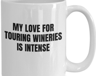 Me encantan los recorridos por las bodegas, mi amor es intenso por las bodegas, me encanta la alfombra roja, los recorridos por las bodegas, los recorridos por los vinos, vamos a un recorrido por las bodegas, regalo, taza, taza de café...