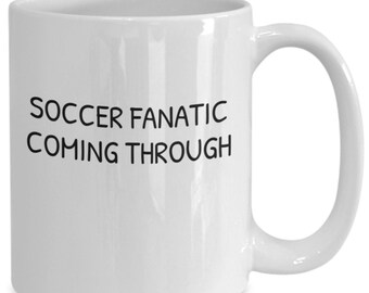 Fanático del fútbol que viene a través de espinilleras hover soccer ball cleats taza de regalo juvenil taza café té espinilleras hover soccer ball cleats you...