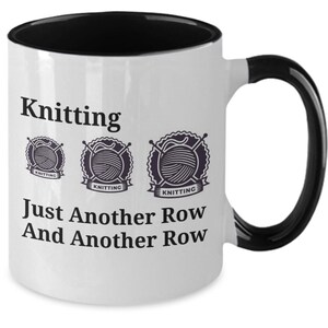 Puede incluir: Taza de cerámica blanca con borde y asa negros. La taza tiene un diseño en blanco y negro con el texto "Knitting Just Another Row And Another Row" y tres imágenes de ovillos de lana con agujas de tejer.