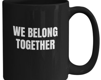 Pertenecen juntos permanecieron juntos hablaron juntos al mismo tiempo a la vez regalo taza taza café té nivel dirigieron nuestro viaje juntos parejas...