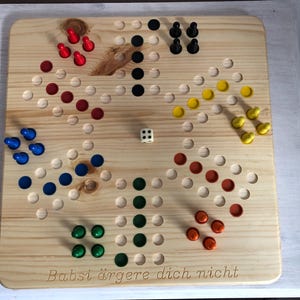 Personalisiertes Gesellschaftsspiel aus Holz Kiefer, für 2-6 Spieler. 34 x 34 cm Groß