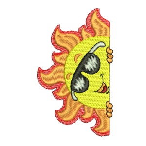 Könnte beinhalten: Eine gelbe Sonne mit einem lächelnden Gesicht, das eine Sonnenbrille trägt, schaut hinter einem weißen Hintergrund hervor. Die Sonne hat rote und orange Strahlen.