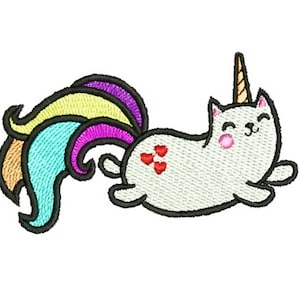 Puede incluir: Un gato blanco con una cola de arcoíris y un cuerno dorado, acostado de lado con las patas en el aire. El gato tiene tres corazones rojos en la espalda.