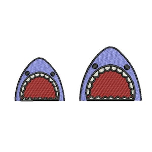 Könnte beinhalten: Zwei gestickte Haimaul-Designs mit offenen Mäulern und Zahnreihen. Die Haimaul sind lila mit schwarzen Umrissen und roten Innenräumen.