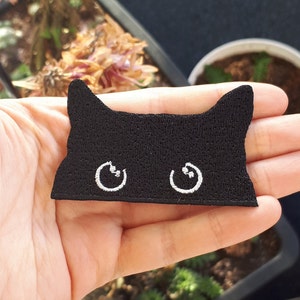 Opstrijkbare Patch Pocket Cat Zwart (2 maten) - Witte Ogen - Kawaii Pocket Cat Opstrijkbare Patch - Goth Witch Aesthetic