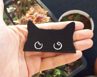 Opstrijkbare Patch Pocket Cat Zwart (2 maten) - Witte Ogen - Kawaii Pocket Cat Opstrijkbare Patch - Goth Witch Aesthetic