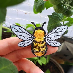 Iron-on Patch Bee Bumblebee with slightly shiny wings Iron-on Patch Applique Small Macro Kawaii Cute Bumblebee